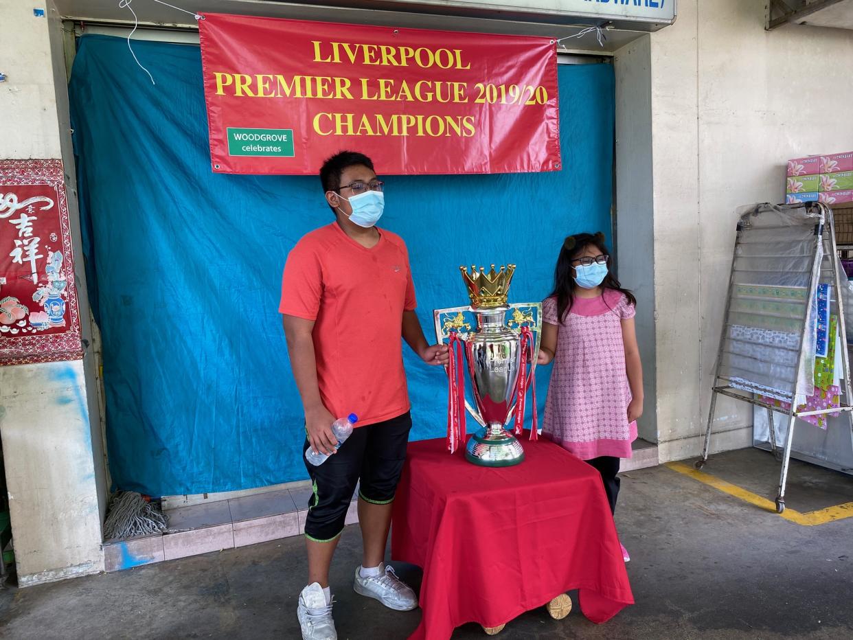 Liverpool fans taking photos with replica EPL trophy in Singapore. (PHOTO: Chia Han Keong/Yahoo News Singapore)