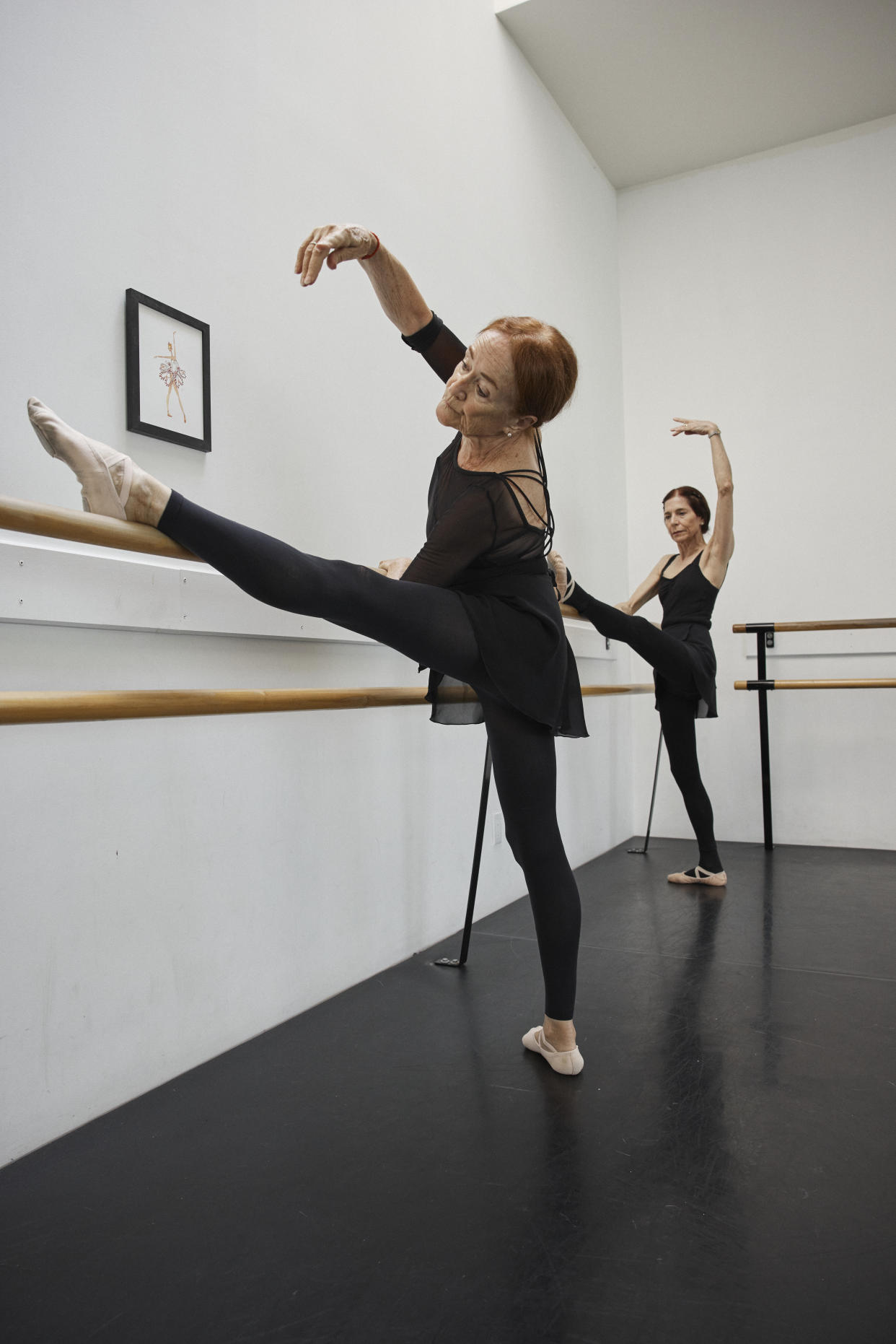 Los bailarines en la escuela de ballet Align en Los Ángeles, el 26 de agosto de 26, 2023. Las clases para ‘cisnes plateados’ pueden ayudarte a mejorar el equilibrio y encontrar alegría. (Magdalena Wosinska/The New York Times)