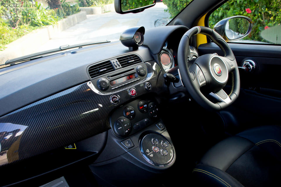 車廂內裝完全跑化改造，完全擺脫 Fiat 500 玩樂優閒感覺