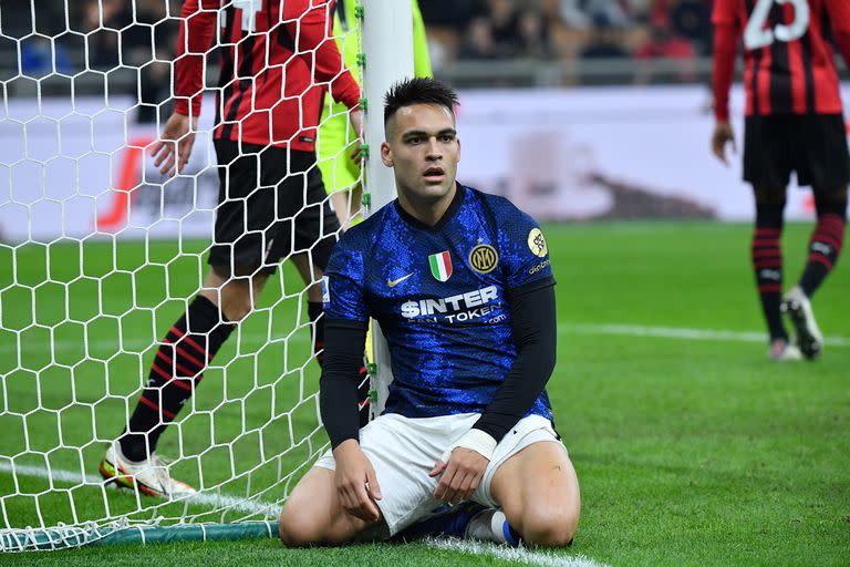 Lautaro Martínez malogró un penal en el clásico entre Inter y Milan, que terminó 1 a 1