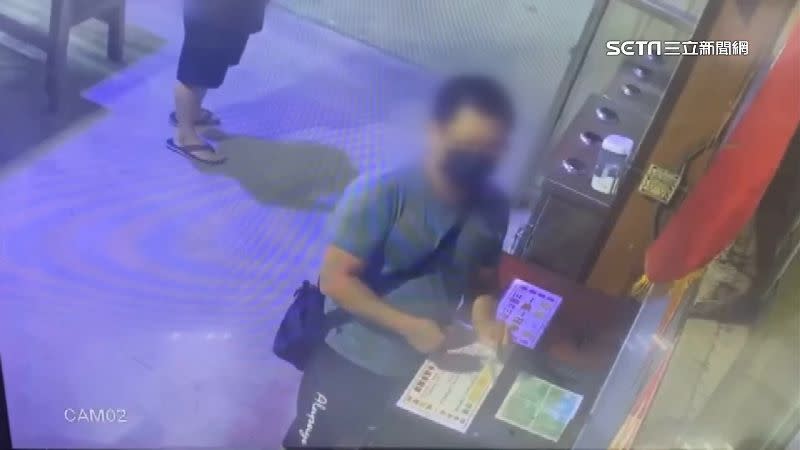 竊賊拿出長長透明的塑膠片來偷香油錢。
