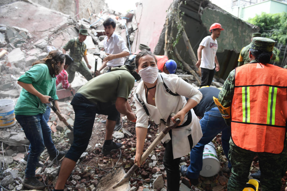 Volunteers&nbsp;use shovels to remove debris and search for survivors.&nbsp;