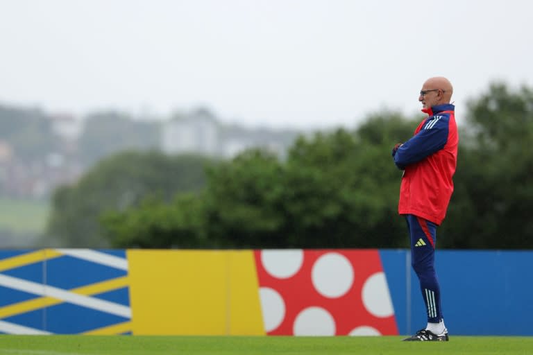 Spain's head coach Luis de la Fuente supervises his team's training session on Thursday (LLUIS GENE)