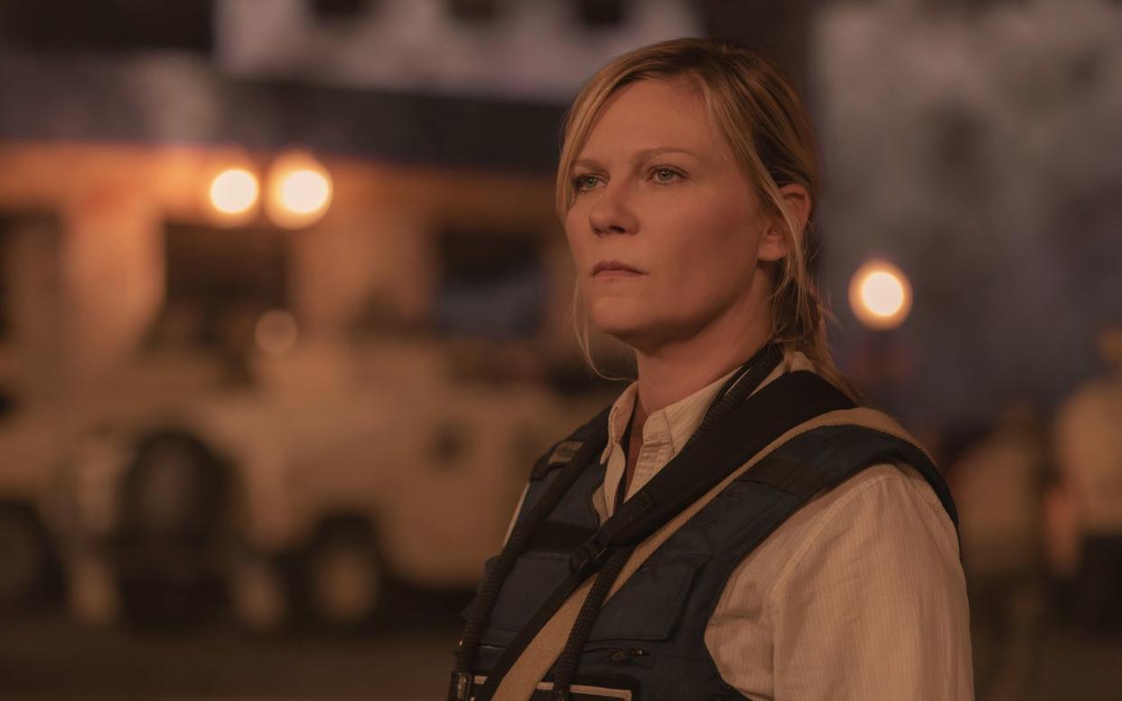 Lee (Kirsten Dunst), eine der Hauptfiguren in "Civil War", will den Schrecken des Bürgerkrieges festhalten. (Bild: A24/DCM)