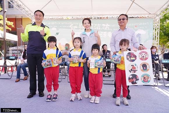 竹市幼兒園消防體驗活動，每位小朋友都獲贈一包精美消防意象精油防蚊貼，各園所表現良好前三名之小朋友，再額外獲贈一台別具紀念價值的樂高消防車。