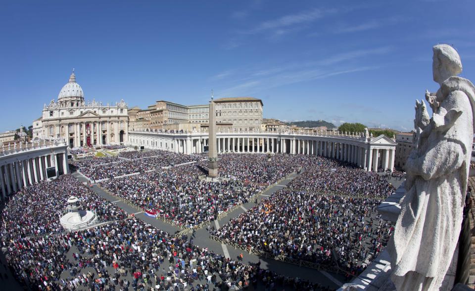 A large crowd is seen in St. Peter's Square from the Bernini colonnade during Pope Francis' Easter Mass, at the the Vatican, Sunday, April 20, 2014. Even before Mass began, a crowd of more than 100,000 was overflowing from the cobblestoned square, and many more Romans, tourists and pilgrims were still streaming in for the pontiff's tradition Easter greeting at noon (1000 GMT). (AP Photo/Alessandra Tarantino)