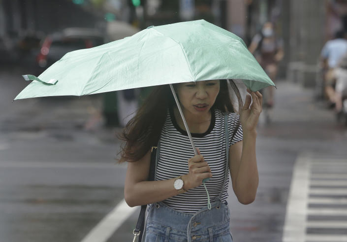 2 dead as storm triggers landslides, hits south China coast