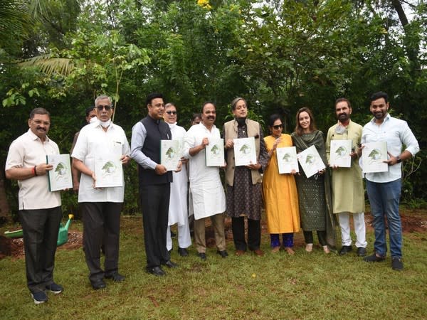 Dr Shashi Tharoor along with the Members of Parliamentary Standing Committee at the Green India Challenge. (Photo/ANI)