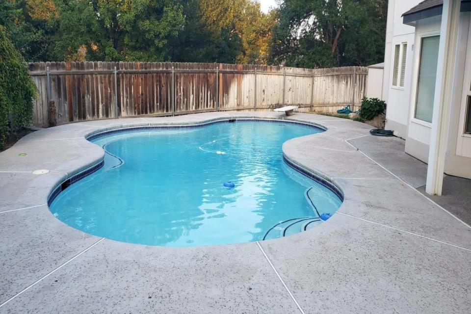 This Richland swimming pool welcomes up to 15 guests and includes a diving board and shaded area.