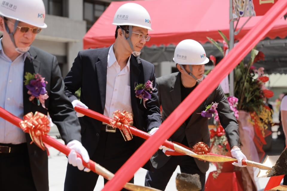 《圖說》新北城鄉局長黃國峰今日參加新北市三重捷運先嗇宮站附近都更案開工動土。〈城鄉局提供〉