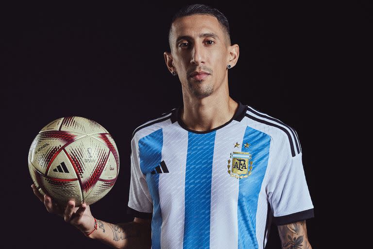 Ángel Di María posa con la pelota "Al Hilm" que se usará en el partido de semifinales del Mundial