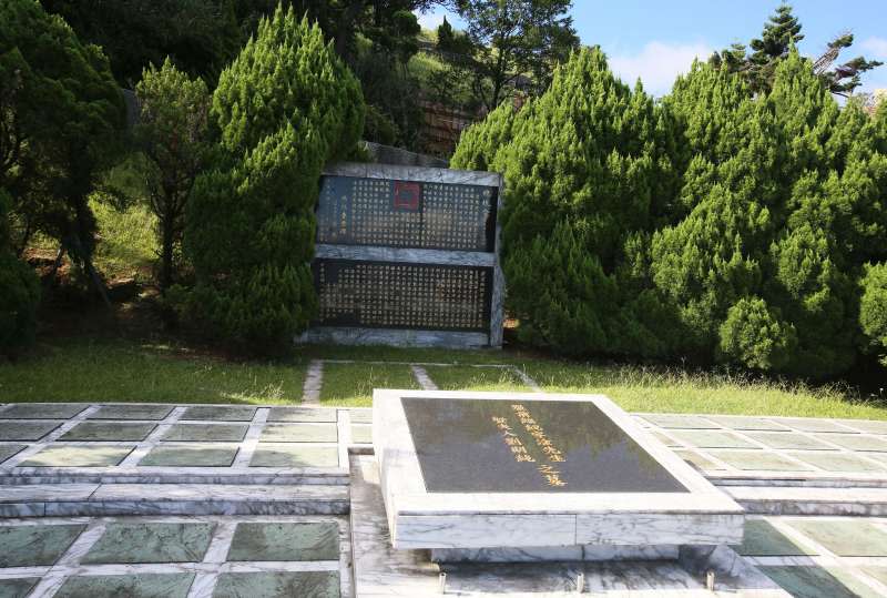 軍方原先提議的五指山李登輝墓地預定地是位於前總統嚴家淦墓地兩旁。（柯承惠攝）