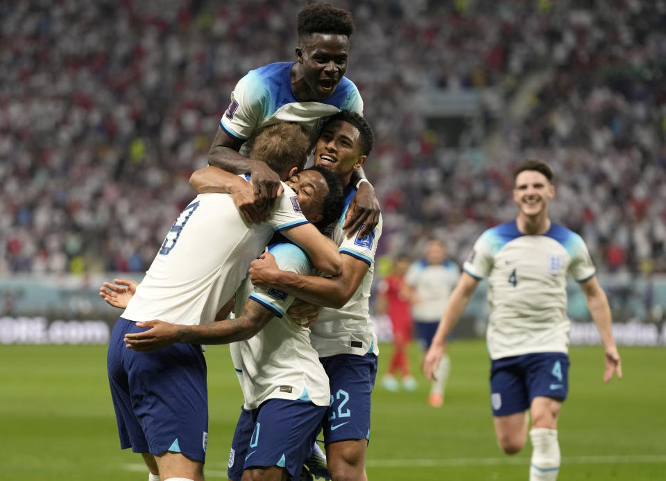 El jugador inglés Raheem Sterling celebra tras anotar el tercer tanto de su equipo durante un juego del Grupo B del Mundial que enfrentó a Inglaterra e Irán en el estadio Jalifa Internacional en Doha, Qatar, el 21 de noviembre de 2022. (AP Foto/Frank Augstein)