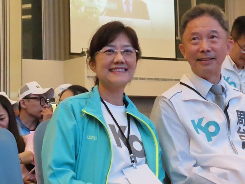 民眾黨主席柯文哲胞妹柯美蘭（前左）確定將投入新竹市立委選舉，12日宣布獨立參選立委。（中央社資料照）