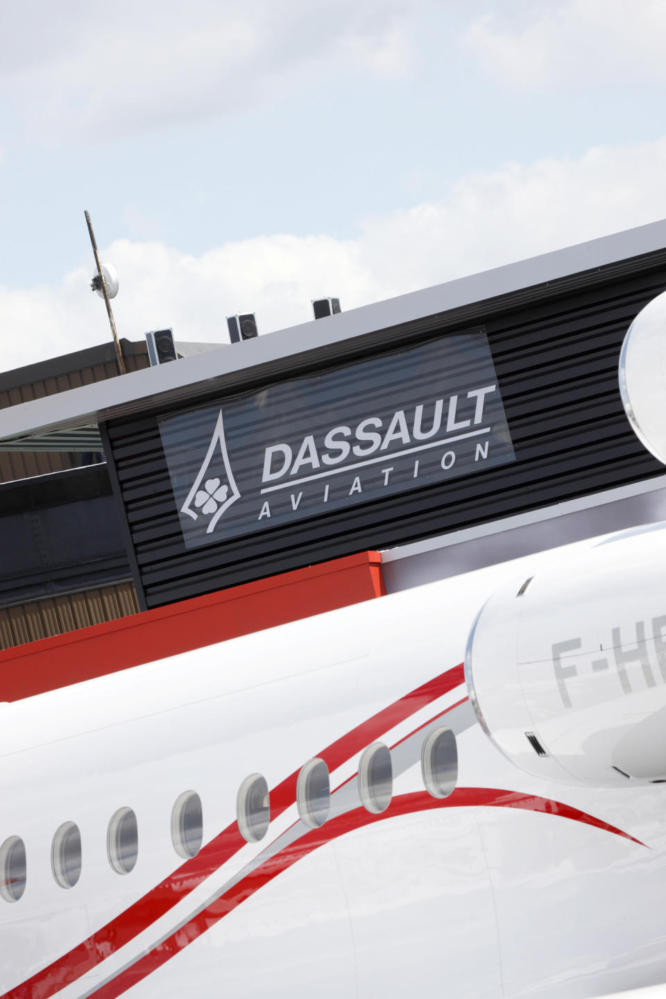 <p><strong>À la 7e place : Dassault Aviation.</strong> Fondé il y a 90 ans, le groupe aéronautique français conçoit, produit, réalise et soutient des avions civils et militaires. Parmi lesquels : le Rafale, le Falcon ou encore le nEURon. Si l’entreprise a perdu 5 places par rapport au dernier classement, les Français ont encore et toujours envie d’y travailler. </p>