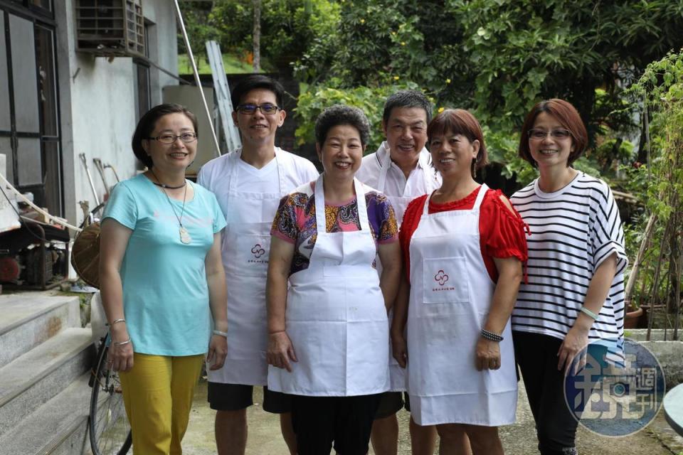 平時主要由第一代老闆娘楊謝淑真（左3）製作月餅，中秋節時，家人朋友會團聚幫忙趕訂單。