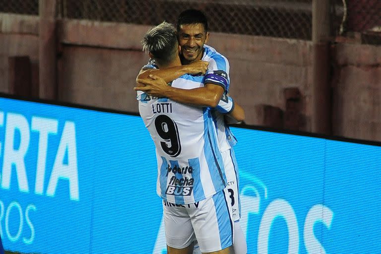 Guillermo Acosta festeja su gol durante el partido que disputan Atlético Tucumán y Lanús.