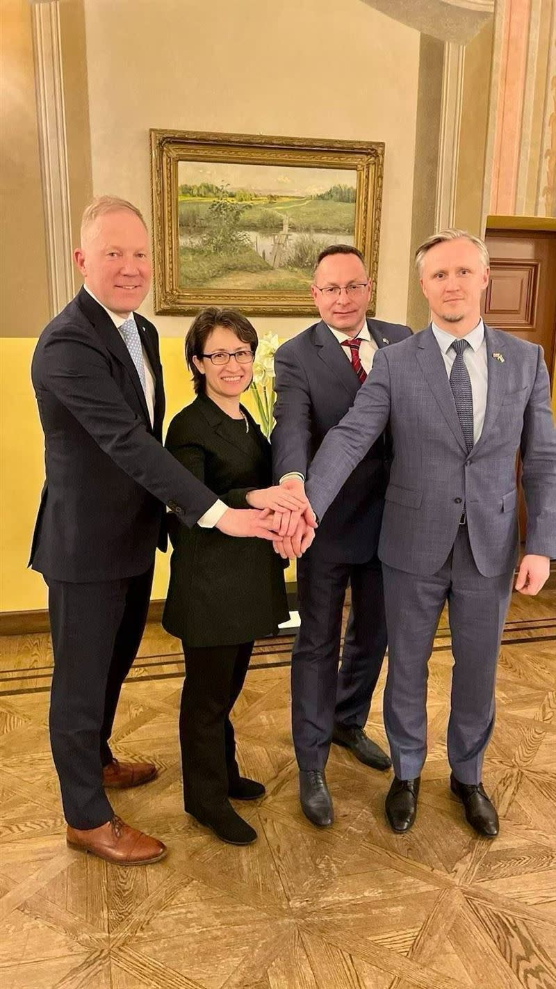 副總統當選人蕭美琴（左二）會晤愛沙尼亞國會外委會主席梅馬侃（左一）、立陶宛國會外委會主席帕季格（右二）、拉脫維亞國會外委會主席柯理和（右一）。（圖／外交部提供)