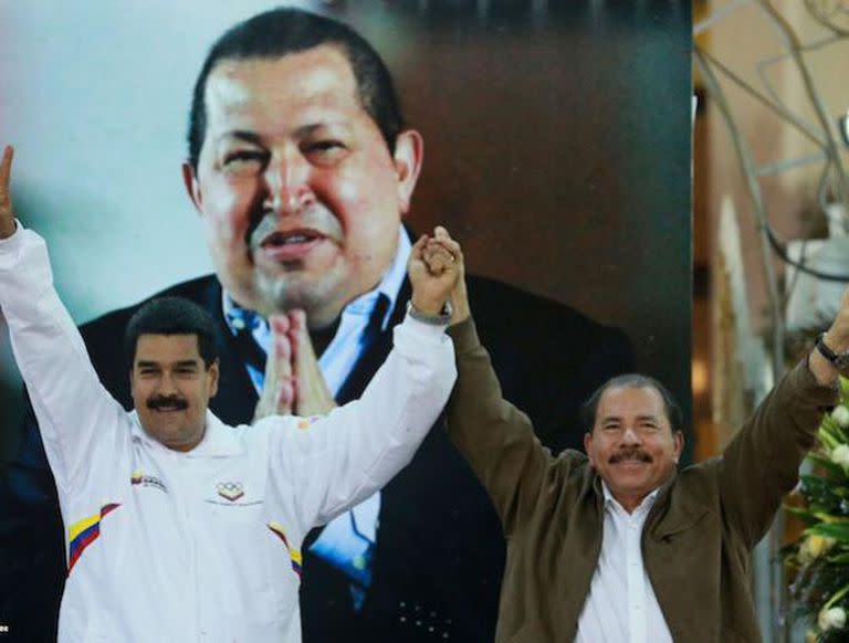 Nicolás Maduro y Daniel Ortega, con una imagen de Hugo Chávez de fondo