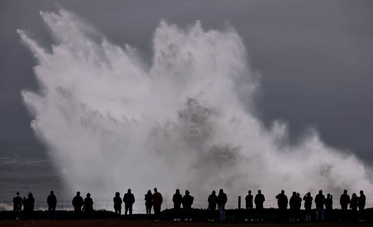 Grandes olas chocan contra Duncan's Landing al norte de Carmet, California, el jueves 28 de diciembre de 2023.