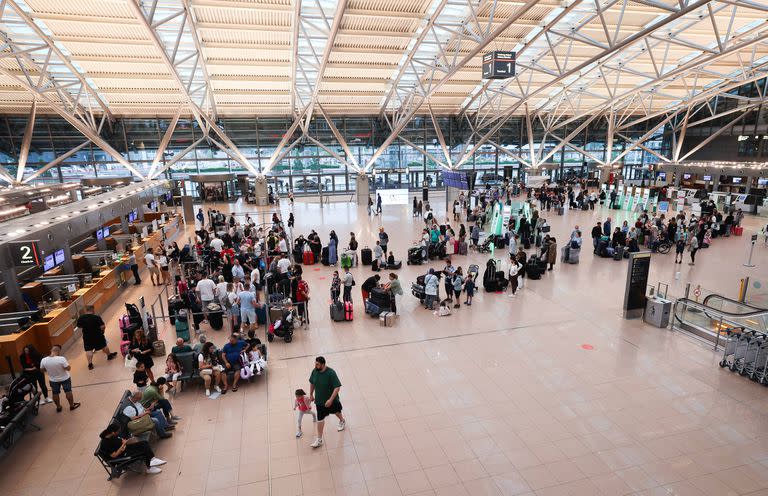 Una fila de pasajeros en el aeropuerto de Hamburgo, Alemania