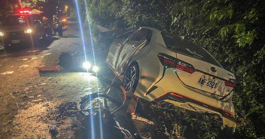 竹東五指山往上坪路上的自撞車禍造成1死4傷現場。（圖／消防局提供）