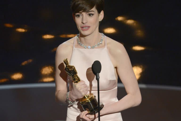 Anne Hathaway con su Oscar a Mejor actriz de reparto