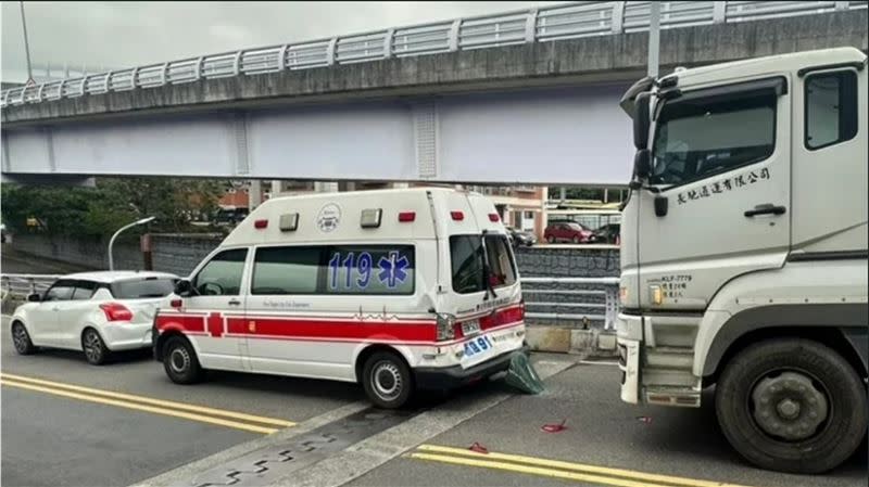 預拌混凝土車疑煞車不及追撞救護車。（圖／翻攝畫面）