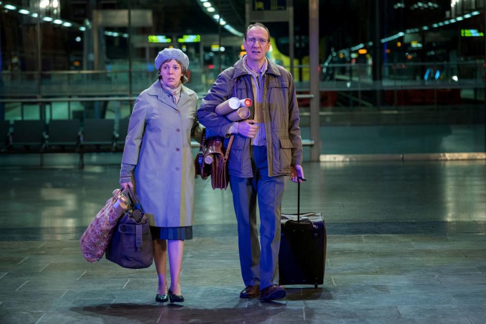 Susan (Olivia Colman) und Christopher Edwards (David Thewlis) scheinen ein gewöhnliches Ehepaar zu sein. (Bild: Sky UK Ltd / HBO / Sister)