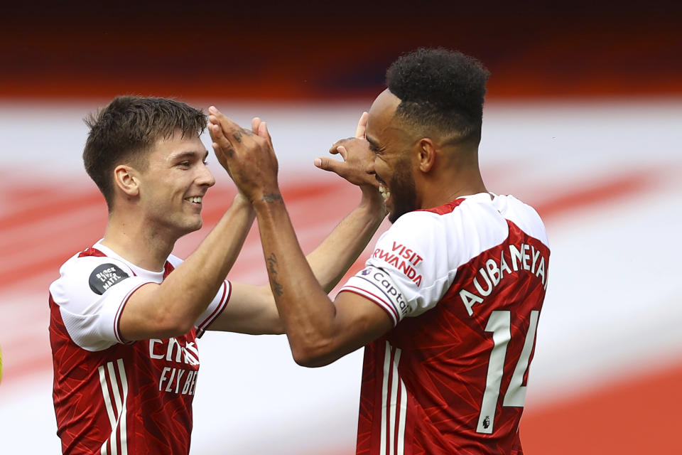 Arsenal's Kieran Tierney, left, is congratulated by Pierre-Emerick Aubameyang after scoring a goal during the first half of the English Premier League soccer match between Arsenal and Watford at Emirates Stadium in London, England, Sunday, July 26, 2020. (AP photo/Julian Finney, Pool)