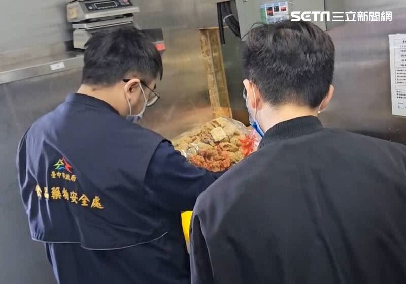 食安處前往稽查發現該店多處違規，已命業者限期改善。(圖/翻攝畫面)