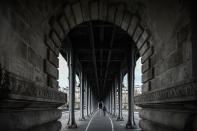 Un joven circula en bicicleta por el puente Bir-Hakeim de París (Francia) el 2 de abril. (Foto: Philippe Lopez / AFP / Getty Images).