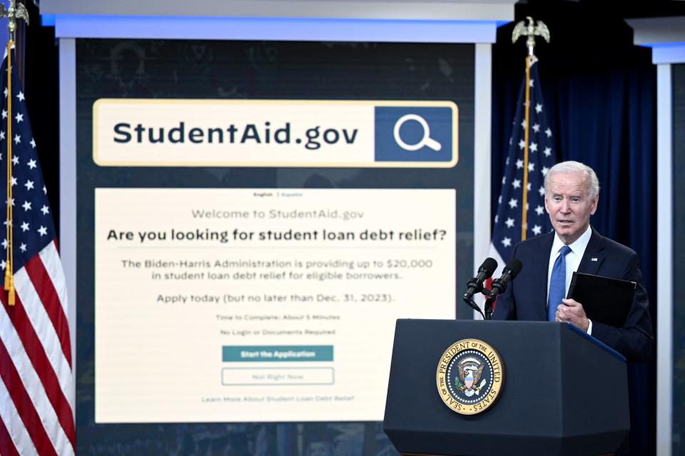 Le président américain Joe Biden prononce une allocution sur le test bêta du portail d'allégement de la dette des étudiants, dans l'auditorium de la cour sud de l'immeuble du bureau exécutif d'Eisenhower, à côté de la Maison Blanche, à Washington, DC, le 17 octobre 2022. (Photo de Brendan SMIALOWSKI / AFP) (Photo de BRENDAN SMIALOWSKI/AFP via Getty Images)