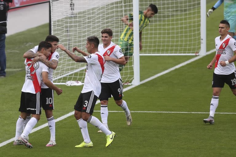 Gonzalo Montiel, de penal, anota el 1 a 0 para River ante Aldosivi.