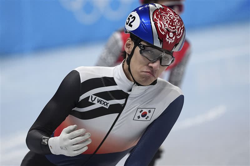 南韓競速滑冰選手黃大憲在分組第一，不過裁判看完回放後遭判失格。   圖：達志影像／美聯社