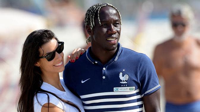 Nama Bacary Sagna sulit dilupakan dari pentas sepak bola. Selain aksi di atas lapangan yang hebat, dia dikenang dengan punya gaya rambut unik dan mempunyai kekasih yang cantik jelita bernama Ludivine Kadri. (AFP/Franck Fife)