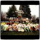 Memorial de las víctimas de Sandy Hook afuera de la iglesia Saint Rose. @ St. Rose of Lima. (Dylan Stableford/Yahoo! News)