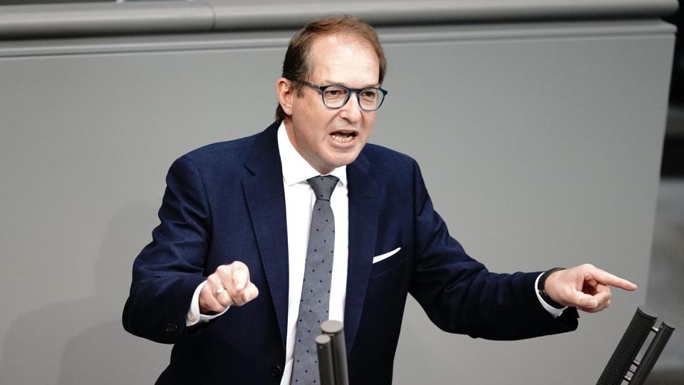 "Eine Rückkehr zur Wehrpflicht ist keine realistische Debatte", sagt Alexander Dobrindt (Bild: dpa)