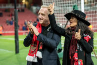 François-Henri Pinault et Salma Hayek partagent les mêmes passions, dont... le football ! Il n'est d'ailleurs pas rare de voir l'actrice dans les travées du Roazhon Park, où évolue le Stade Rennais, club dont le propriétaire n'est autre que... François-Henri Pinault. On a pu voir les amoureux célébrer des buts, des victoires et même un trophée du SRFC. Il faut dire que le ballon rond a soudé les deux tourtereaux très rapidement. <em>"Au départ, je pensais que ce n’était pas mon type d’homme. Et puis nous avons commencé à parler de football, nous sommes tous les deux de grands fans. Ensuite, nous avons parlé de science</em>", aime-t-elle raconter en interview. Salma Hayek avait l'habitude d'assister à des matchs de football dans sa jeunesse, au Mexique, où l'ambiance était bien différente. <em>"François-Henri a commencé à m'emmener voir les matchs en France et j'ai découvert une toute autre manière de regarder le football ! On est allé dans le carré VIP où tous les gens importants vont. Sarkozy, Hollande... Je les ai tous rencontrés là-bas. Et moi j'ai l'habitude d'aller voir des matchs à Mexico où on boit des bières, il y a de l'ambiance, de la musique... Tout le monde est à fond ! Mais là, les Français sont tous assis comme ça !"</em>, expliquait-elle, en mimant des personnes immobiles, chez Jimmy Kimmel.