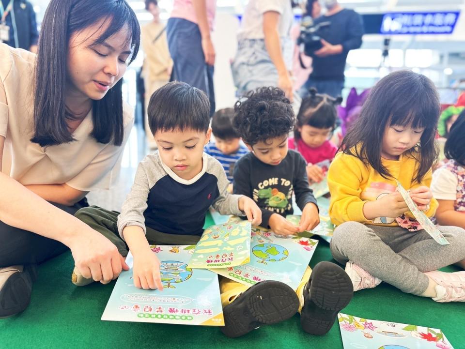 桃園機場舉行「我在桃機・芋見童心」活動，不僅有活潑的客語歌舞表演，最特別的是，可以在機場驚喜發現超大型童趣扭蛋機。   圖：桃園機場公司／提供