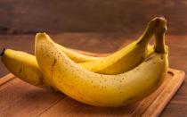 Ganz ohne Chemie süßen können Sie mit reifen Bananen, zu erkennen an der braunen Schale. Für Ihren Kaffee ist das natürlich nicht praktikabel, aber beim Backen von Kuchen und Keksen können Sie so Süße in den Teig bringen. (Bild: iStock / Isuhi)