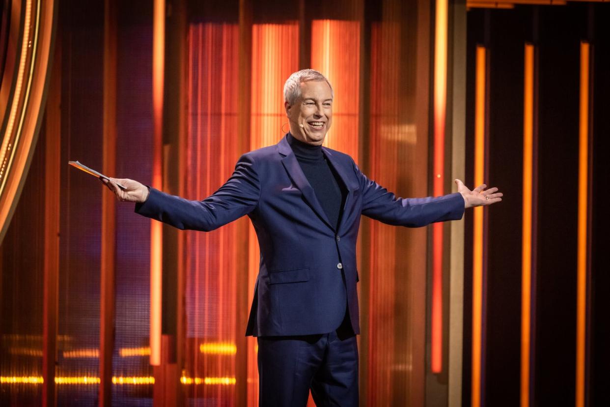 "Stand-up-Shows gab es ja vor uns hierzulande gar nicht. Also hatte ich an einen Mix aus Rudi Carrell und den klassischen Showmastern meiner Kindheit gedacht", sagt Thomas Hermanns über seine Vorbilder. (Bild: ProSieben / Claudius Pflug)