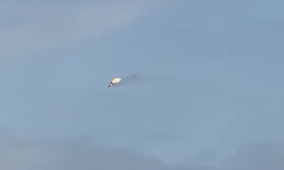 在空中飛行的米格-31 尾部著火，一會後便不受控制，飛行軌跡變為混亂，最後往下墜落。   圖：翻攝自 Мисливець за зорями 推特