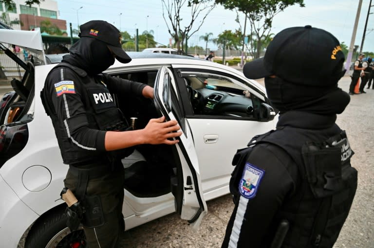 La policía revisa un vehículo durante una operación de seguridad en Guayaquil, Ecuador, el 1 de abril de 2024 (Marcos Pin)