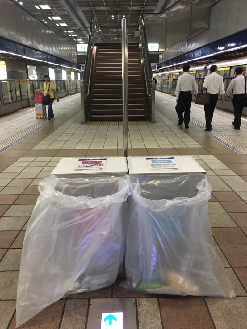 為因應世大運，台北捷運將提高反恐維安等級，將公共區不銹鋼垃圾桶改以透明塑膠袋方式替代。（台北市政府提供）
