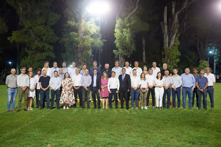 Los dirigentes del FDT bonaerense reunidos esta noche en la quinta La Colonial de Merlo