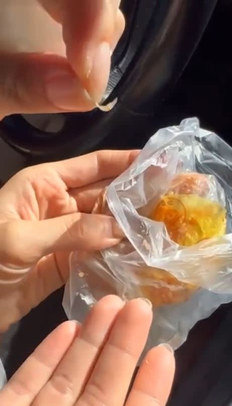 網友吃了一口彰化不二坊蛋黃酥，竟吃到「指甲」加料，直呼品管衛生有問題。(圖／翻攝自Dcard)