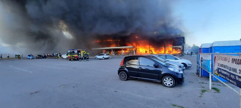 Foto del lunes de humo y fuego en un centro comercial en Kremenchuk tras un ataque ruso con misiles