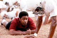 Um Außenseiter geht es in "Gegen jede Regel" aus dem Jahr 2000. Der schwarze Footballtrainer Boone (Denzel Washington) widersetzt sich in dem Film von Boaz Yakin der vorherrschenden Rassentrennung in den USA. Er lässt schwarze und weiße Jungs in einem Team spielen und drillt sie mit militärischer Härte. Die Football-Spieler lernen durch seine unüblichen Methoden, sich langsam zu respektieren. (Bild: Buena Vista)