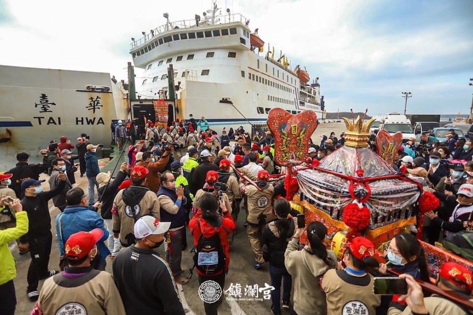 因海象不佳，多留澎湖1天的鎮瀾宮大甲媽澎湖遶境會香團今天上午搭乘台華輪返航。（取自鎮瀾宮臉書）